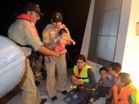 Denizde tekneleri arıza yapan kaçakları, Sahil Güvenlik kurtardı