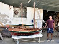 Serkan Köse, boyundan büyük tekne maketi yaptı