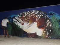 Koruma altındaki 'Orfoz Balığı' liman mendireğine resmedildi