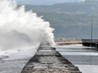 Zonguldak ve Bartın'da fırtına dev dalgalar oluşturdu