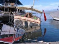 Demirli haldeki tur teknesi battı