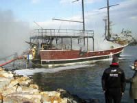 İzmir'de 20 metre boyundaki yat alevler içinde kaldı