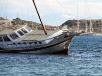 Bodrum'da karaya oturan A. Barbaros isimli tekne kaderine terk edildi