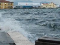 Şiddetli lodos İzmir'de vapur seferlerini iptal ettirdi