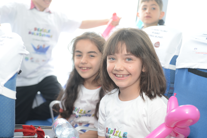 1461415138_cocuklar_denizle_bulusuyor_2.jpg 1461415138_cocuklar_denizle_bulusuyor_2.jpg