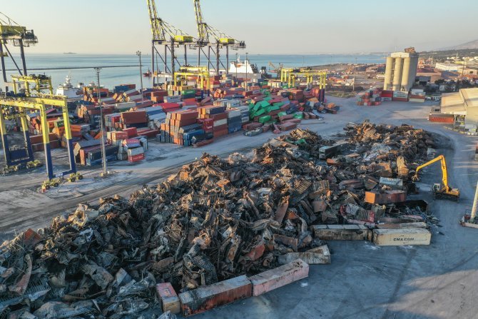 aa-20230214-30305551-30305549-iskenderun_limanindaki_yanginda_kullanilamaz_hale_gelen_konteynerler_kaldiriliyor.jpg