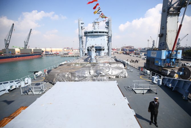aa-20230323-30656556-30656545-pakistandan_yardim_malzemesi_tasiyan_ikinci_askeri_gemi_mersin_limanina_geldi.jpg