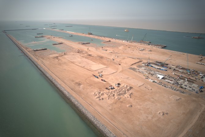 aa-20230428-30982561-30982560-orta_dogunun_en_buyuk_limanlarindan_iraktaki_buyuk_fawin_insaat_calismalari_devam_ediyor.jpg