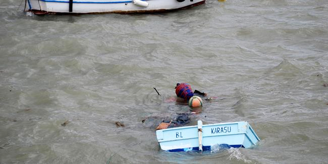 akcakocada-siddetli-ruzgar-balikci-kayigini-batirdi-_1.jpg akcakocada-siddetli-ruzgar-balikci-kayigini-batirdi-_1.jpg