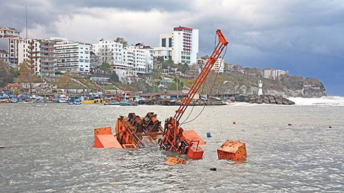 akcakocada-siddetli-ruzgar-balikci-kayigini-batirdi.jpg akcakocada-siddetli-ruzgar-balikci-kayigini-batirdi.jpg