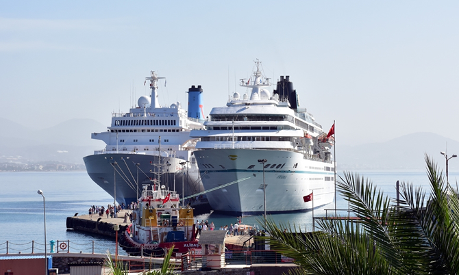 alanya-limani’na-ayni-anda-2-kruvaziyer-yanasti_1.jpg alanya-limani’na-ayni-anda-2-kruvaziyer-yanasti_1.jpg
