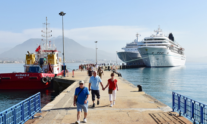 alanya-limani’na-ayni-anda-2-kruvaziyer-yanasti_3.jpg alanya-limani’na-ayni-anda-2-kruvaziyer-yanasti_3.jpg
