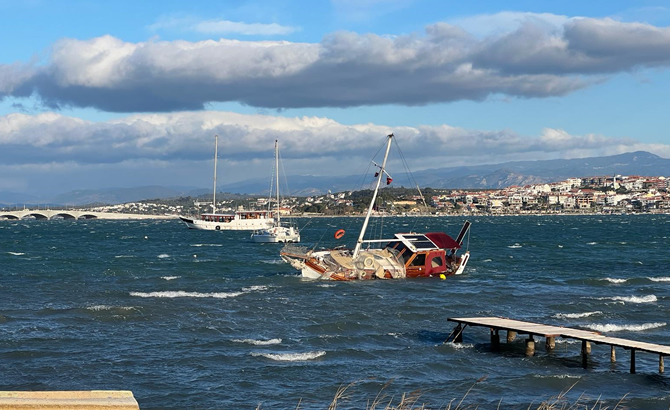 ayvalik’ta-tekneler-alabora-oldu3.jpg
