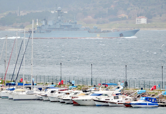 azov-isimli-savas-gemisi,-canakkale-bogazindan-gecti.jpg