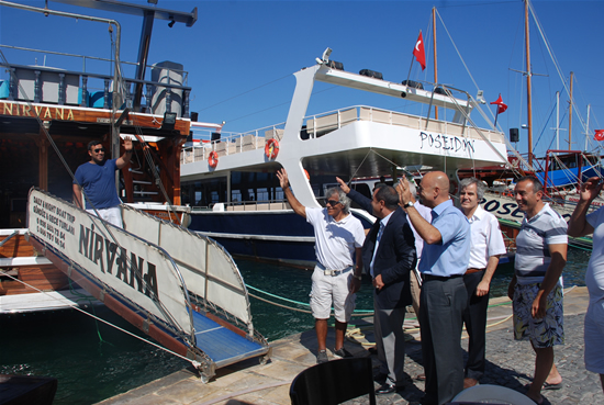 baskan-ozturk,-denizcileri-ugurladi.jpg