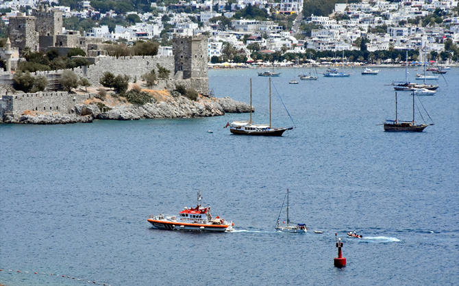 bodrum-aciklarinda-suruklenen-yelkenlideki-4-kisi-kurtarildi_1.jpg