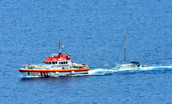 bodrum-aciklarinda-suruklenen-yelkenlideki-4-kisi-kurtarildi_4.jpg