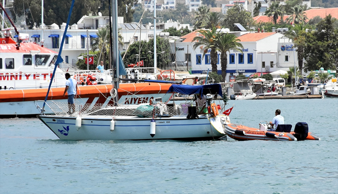 bodrum-aciklarinda-suruklenen-yelkenlideki-4-kisi-kurtarildi_7.jpg