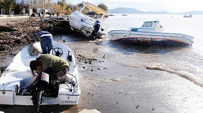 bodrumda-kuvvetli-firtina-teknelere-zarar-verdi_2.jpg