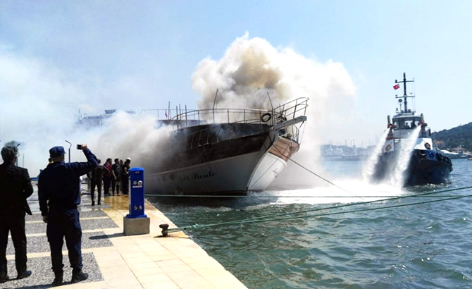 cesmede_gezi_teknesinde_yangin_1.jpg
