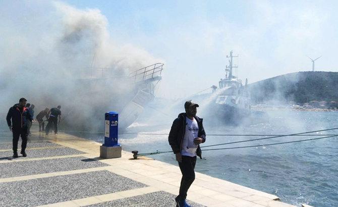 cesmede_gezi_teknesinde_yangin_2.jpg
