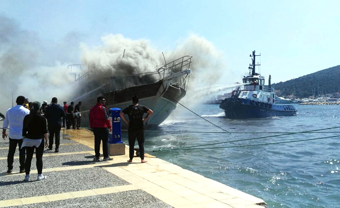 cesmede_gezi_teknesinde_yangin_4.jpg