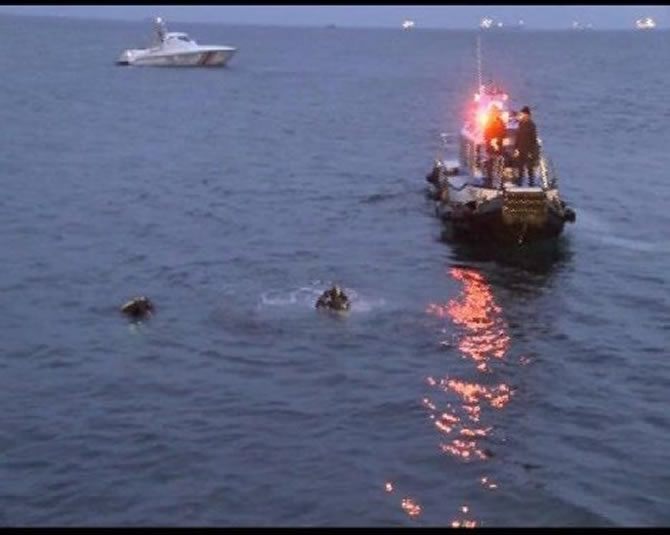 dalgiclar-cesedi-denizden-cikardi-3.jpg dalgiclar-cesedi-denizden-cikardi-3.jpg