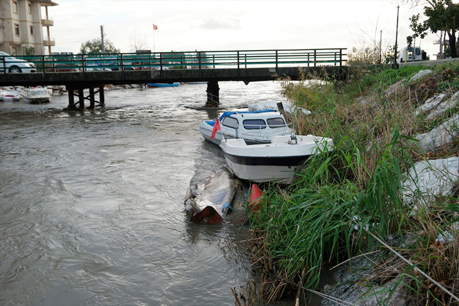 edremit-korfezinde-kuvvetli-yagis-teknelere-zarar-verdi_1.jpg