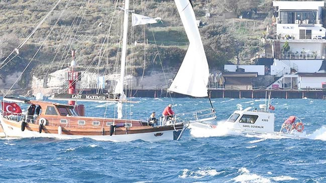 firtina-nedeniyle-suruklenen-teknedeki-8-kisi-kurtarildi_1.jpg