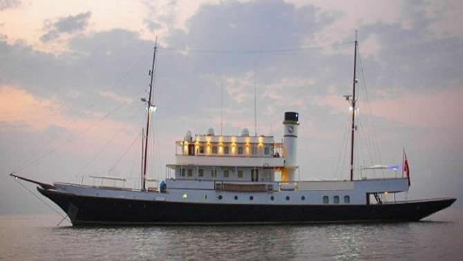 holywood_yat.jpg holywood_yat.jpg