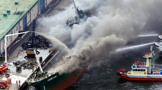 hong_yan_ship_fire.jpg hong_yan_ship_fire.jpg