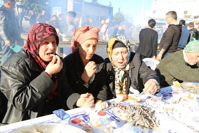 hopa-belediyesi-3uncu-hamsi-senligi-duzenlendi_5.jpg hopa-belediyesi-3uncu-hamsi-senligi-duzenlendi_5.jpg