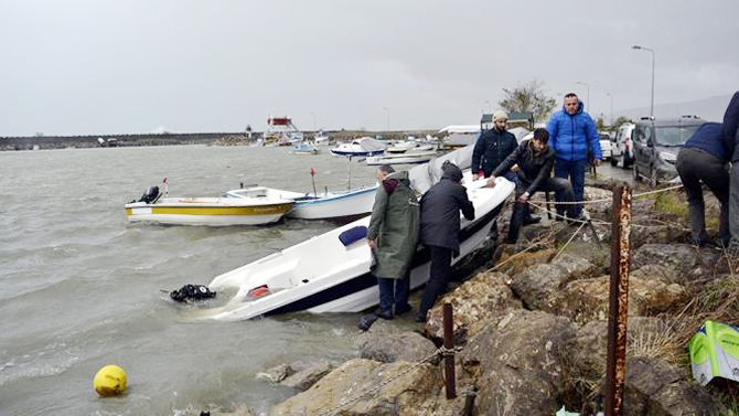 karadenizde-mendiregi-asan-dalgalar-7-sandali-batirdi_1.jpg karadenizde-mendiregi-asan-dalgalar-7-sandali-batirdi_1.jpg