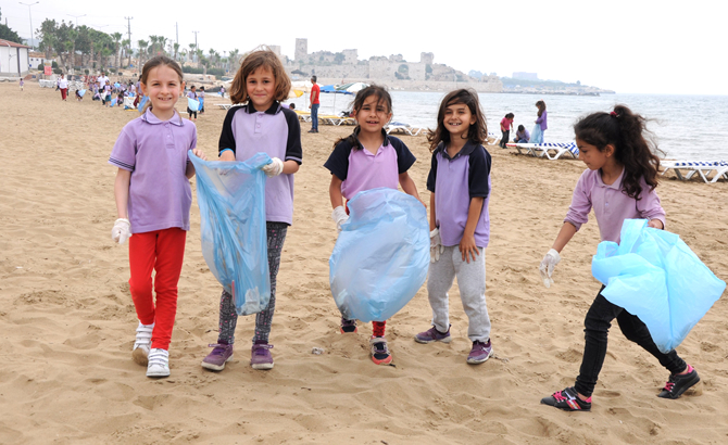 kizkalesi_sahilinde_temizlik_yaptilar_2.jpg