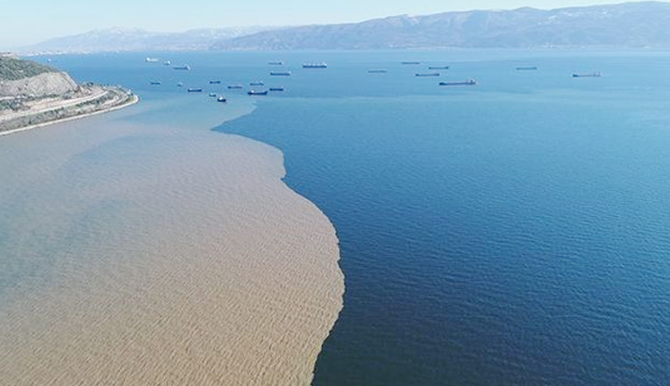 kocaeli-korfezinin-iki-rengi-havadan-goruntulendi_2-001.jpg