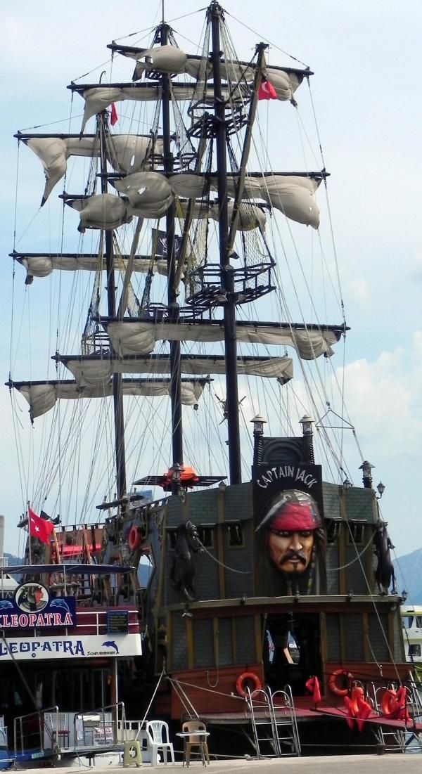 korsan_tekne2.jpg korsan_tekne2.jpg