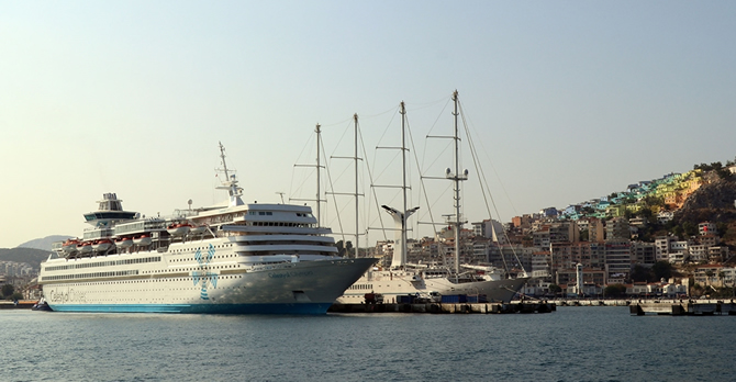 kusadasina-iki-kruvaziyer-gemisiyle-2-bin-250-turist-geldi_1.jpg