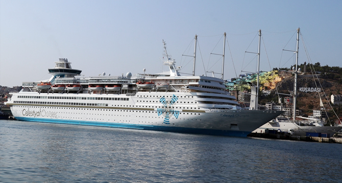 kusadasina-iki-kruvaziyer-gemisiyle-2-bin-250-turist-geldi_2.jpg