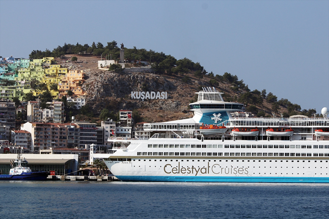 kusadasina-iki-kruvaziyer-gemisiyle-2-bin-250-turist-geldi_3.jpg