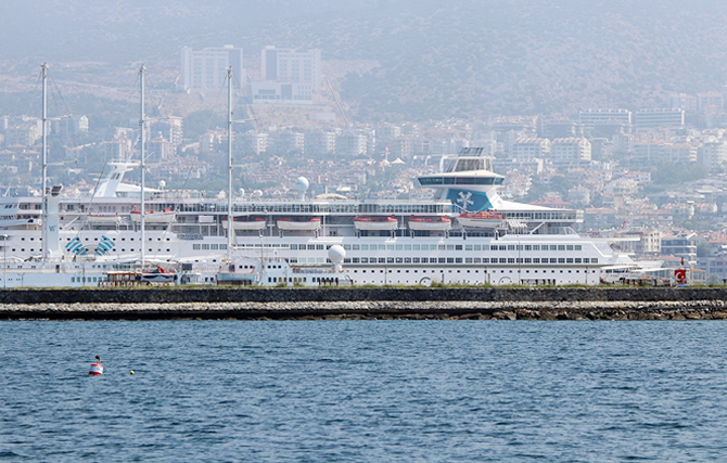kusadasina-iki-kruvaziyer-gemisiyle-2-bin-250-turist-geldi_4.jpg