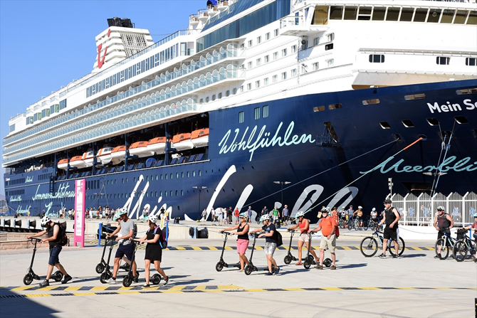 ms-mein-schiff-2,-2-bin-33-turist-getirdi_3.jpg