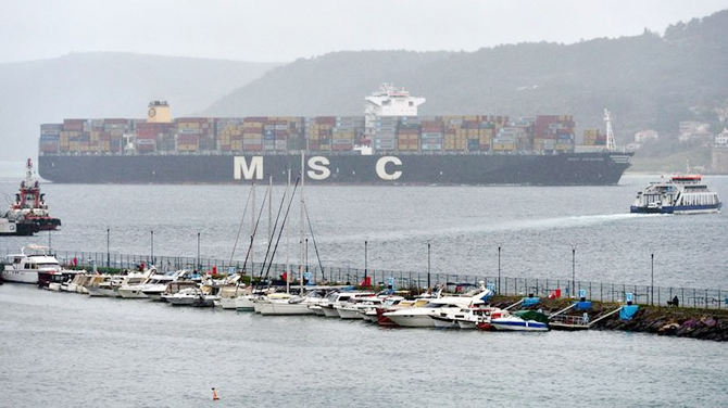 msc-genova-isimli-konteyner-gemisi-canakkale-bogazindan-gecti.jpg