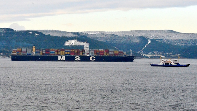 msc-trieste-isimli-konteyner-gemisi-canakkale-bogazindan-gecti_1.jpg
