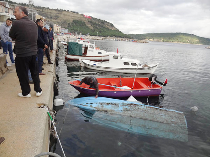 otomobil-carptigi-balikci-teknesiyle-suya-gomuldu_2.jpg otomobil-carptigi-balikci-teknesiyle-suya-gomuldu_2.jpg