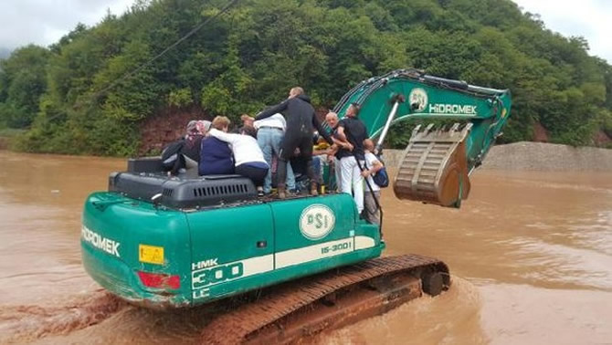 Bartın'da sel, tersanedeki tekneler denize sürüklendi
