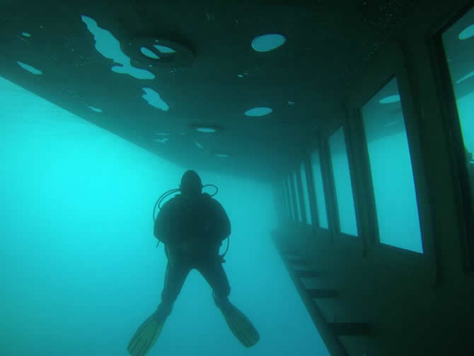 semi-sub-1.jpg semi-sub-1.jpg