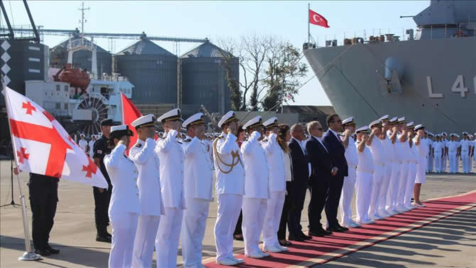 tcg-bayraktar,-gurcistanin-poti-limanina-demirledi_2.jpg