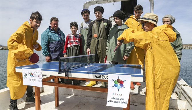 tekne-uzerinde-masa-tenisi-oynadilar_3.jpg