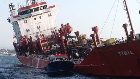 Tibil isimli gemi tersaneye çekiliyor