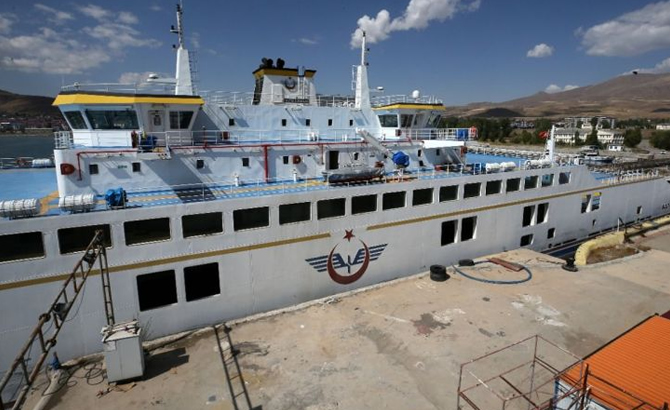 turkiyenin-en-buyuk-feribotlari-van-golunde-3.jpg